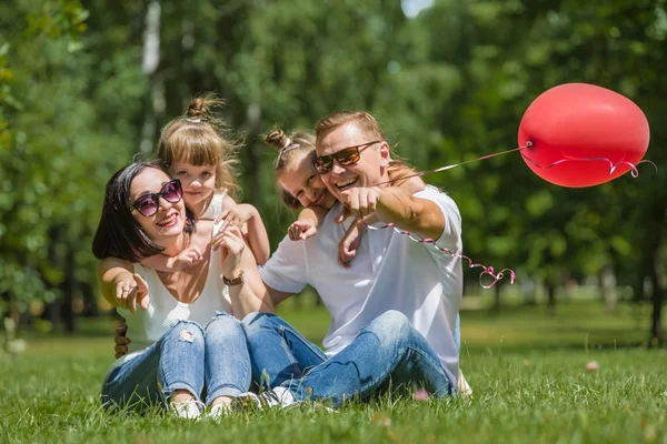 Giovane Famiglia Felice Riposo Nel Parco Seduto Erba — Foto Stock