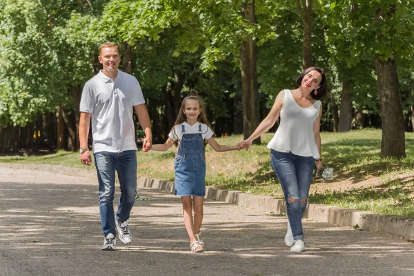 Happy Family Parents Child Walk City Park — Stock Photo, Image