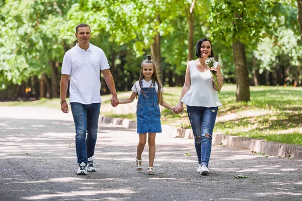 Keluarga Bahagia Orang Tua Dan Anak Anak Berjalan Taman Kota — Stok Foto