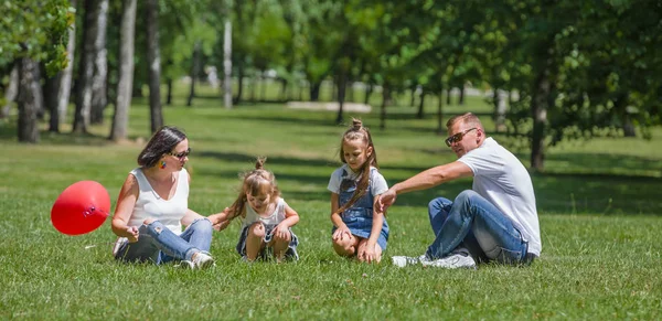 Jovem Família Feliz Tem Resto Parque Sentado Uma Grama Fotografia De Stock