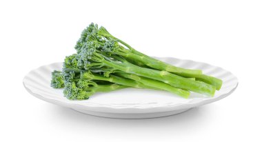 Brokoli plaka beyaz arka plan üzerinde