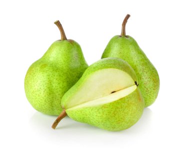 yeşil armutlar beyaz arkaplanda izole