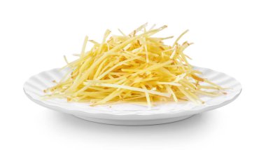 Beyaz arka plan üzerinde beyaz tabak içinde zencefil dilim