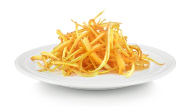 Beyaz arka plan üzerinde beyaz tabak içinde Fingerroot, Kaempfer, Boesenbergia dilim