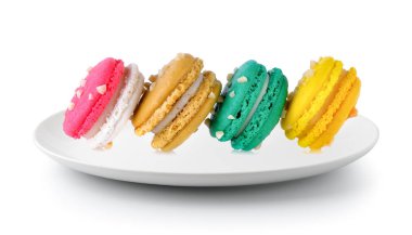 beyaz bir arka plan üzerinde izole plaka macaroons
