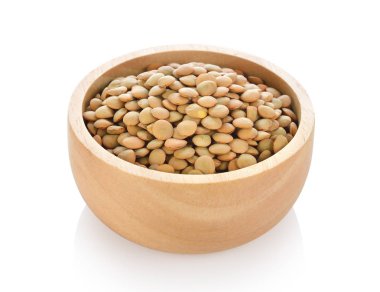 Beyaz zemin üzerinde bir kasede mercimek