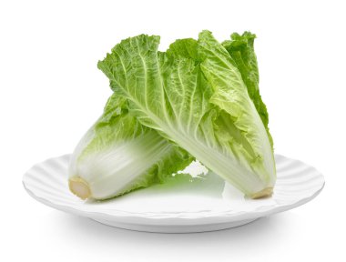 Beyaz arka plan üzerinde beyaz tabak içinde taze Çin lahanası