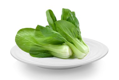 Beyaz arka plan üzerinde beyaz tabak bok choy sebze