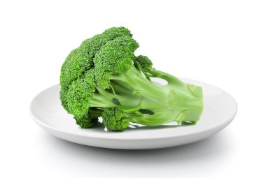 Beyaz bir arka plan üzerinde izole plaka brokoli
