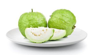 beyaz bir arka plan üzerinde izole bir tabak içinde guava