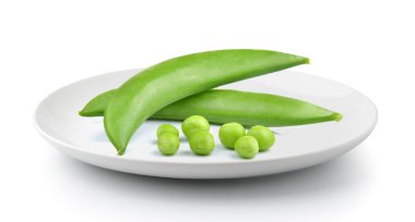 beyaz bir arka plan üzerinde izole tabak bezelye