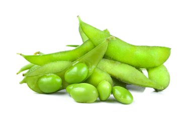 Beyaz arkaplanda soya fasulyesi