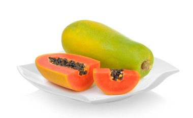 Papaya beyaz zemin üzerine bir tabak içinde