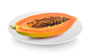 Papaya dilim beyaz zemin üzerine bir tabak içinde