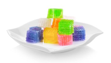 Beyaz arka plan üzerinde seramik tabak içinde Tayland tatlısı