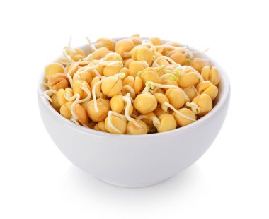 Beyaz zemin üzerinde bir kasede germinated nohut