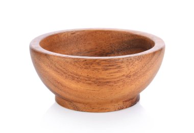 Beyaz arka planda ahşap kase