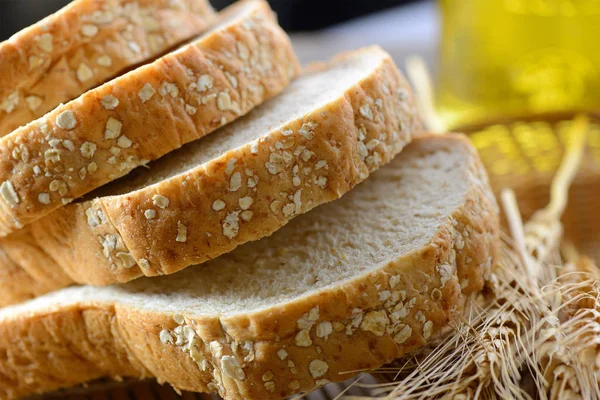 Roti Gandum Utuh Dipotong Dengan Irisan — Stok Foto