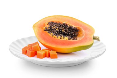 beyaz bir arka plan üzerinde izole bir tabak içinde olgunlaşmış papaya