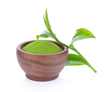 yeşil matcha toz ve beyaz arka plan üzerinde izole yaprak