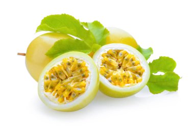 Tutku meyvesi beyaz arkaplanda izole