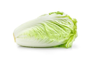 Beyaz arka planda Çin lahanası izole edilmiş.