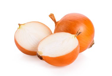 Beyaz arkaplanda izole soğanlar