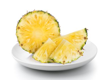 beyaz bir arka plan üzerinde izole bir tabak içinde ananas
