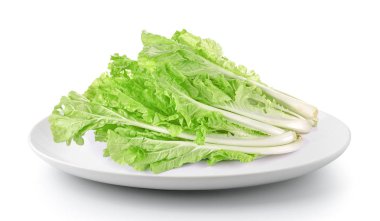 beyaz bir arka plan üzerinde izole bir tabak içinde marul yaprakları