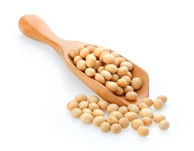 Beyaz arka plan üzerinde ahşap kepçe soya fasulyesi