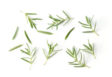 Beyaz arkaplanda biberiye izole edildi