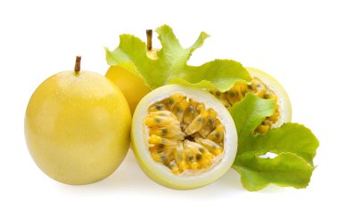 tutku meyveleri beyaz arkaplanda izole