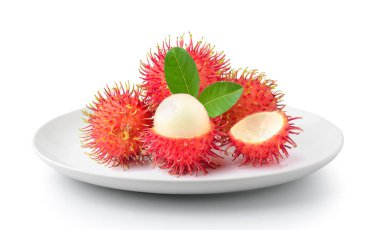  beyaz bir arka plan üzerinde izole bir tabak içinde Rambutan tatlı lezzetli meyve