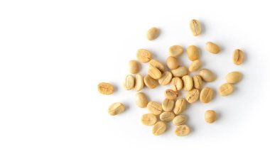 Beyaz arka plan üzerinde taze kahve çekirdekleri. metniniz için kopya alanı ile.