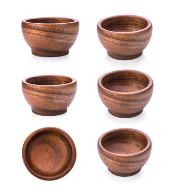 Beyaz arka planda ahşap kase