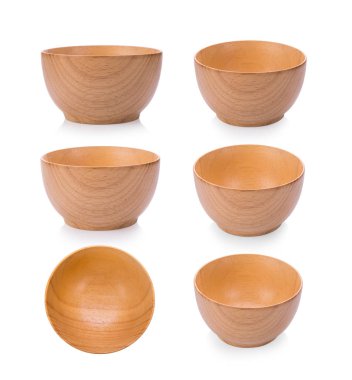 Beyaz arka planda ahşap kase