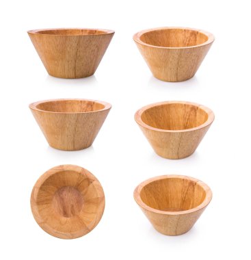 Beyaz arka planda ahşap kase