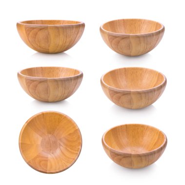 Beyaz arka planda ahşap kase