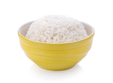 Beyaz arka planda bir kasede pirinç