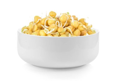 Beyaz zemin üzerinde bir kasede germinated nohut