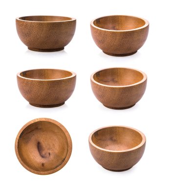 Beyaz arka planda ahşap kase