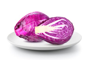 Beyaz bir arka plan üzerinde izole bir tabak içinde mor lahana