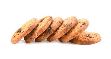 Beyaz arkaplanda çikolata parçalı kurabiyeler