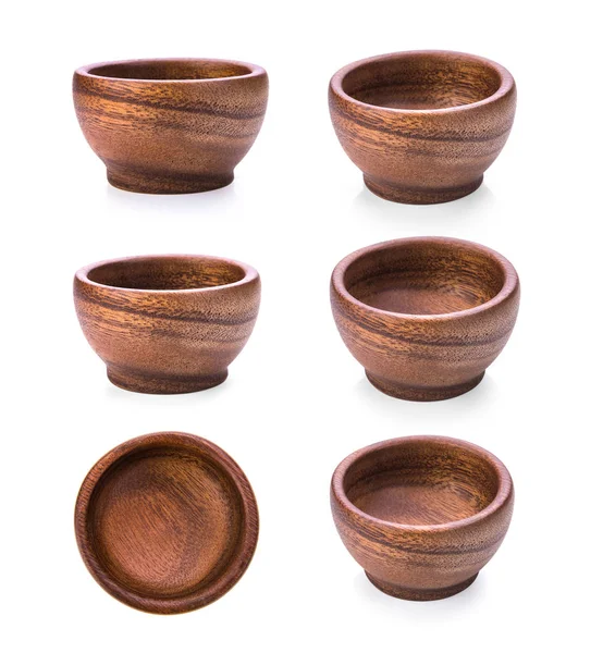 Beyaz arka planda ahşap kase