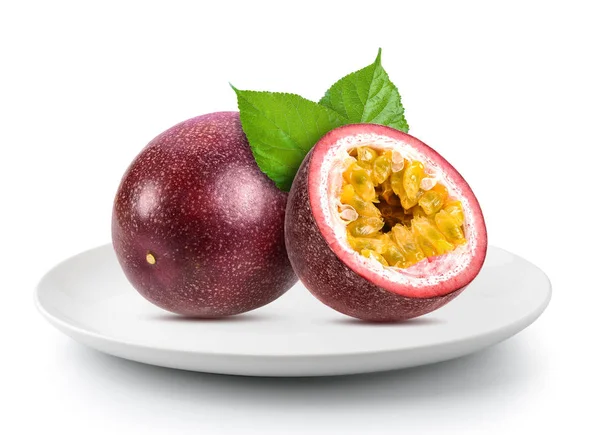 Passionfruits Στο Πιάτο Που Απομονώνονται Λευκό Φόντο — Φωτογραφία Αρχείου