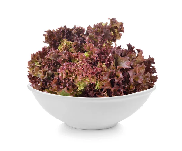 Beyaz arka plan üzerine bir kase taze kırmızı marul