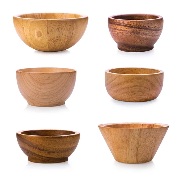 Beyaz arka planda ahşap kase