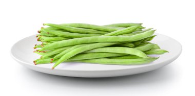 Beyaz bir arka plan üzerinde izole bir tabak yeşil fasulye