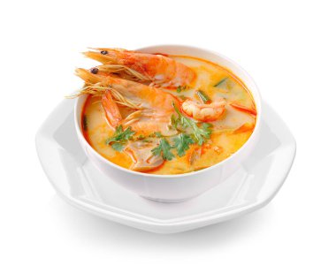 Tom yam kung (Tayland Mutfağı) beyaz zemin üzerine izole.