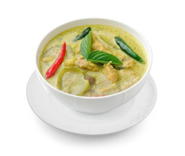 Tayland yemekleri tavuk yeşil köri içinde beyaz zemin üzerine beyaz bolw